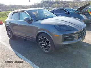 2024 Porsche Cayenne z VIN WP1AA2AY9RDA04084, wystawiony jako IAAI lot #41860917 z przebiegiem 9 645 mil mil oraz . Historia ofert i sprzedaży dostępna na DreamBid. Obrazek 1.