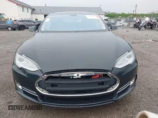 2013 Tesla Model S z VIN 5YJSA1DN2DFP07738, wystawiony jako IAAI lot #42433771 z przebiegiem 71 606 mil mil oraz . Historia ofert i sprzedaży dostępna na DreamBid. Obrazek 12.