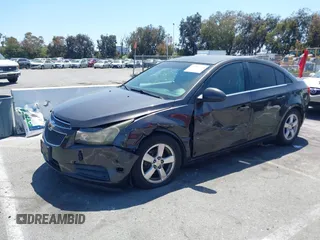 2014 Chevrolet Cruze 1LT z VIN 1G1PC5SB5E7154437, wystawiony jako IAAI lot #42215520 z przebiegiem 152 834 mil mil oraz . Historia ofert i sprzedaży dostępna na DreamBid. Obrazek 18.