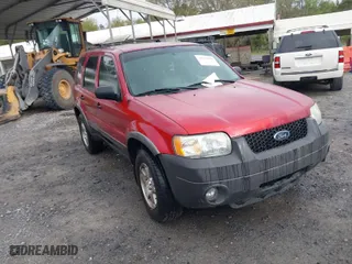 2004 Ford Escape XLT with VIN 1FMYU93114KB05975, listed as a IAAI auction lot 41929538 with 161,461 mi miles. Bid and sale history available at carsss.com. Image 1.