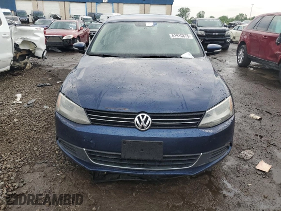 2013 Volkswagen Jetta SE z VIN 3VWDX7AJ3DM443241, wystawiony jako Copart lot #62910875 z przebiegiem 171 337 mil mil oraz Czysty tytuł • Clean title. Historia ofert i sprzedaży dostępna na DreamBid. Obrazek 5.