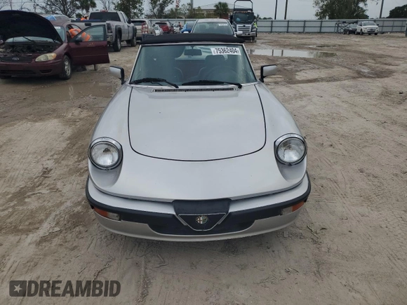1990 Alfa Romeo Spider z VIN ZARBA12T0L6002373, wystawiony jako Copart lot #75362404 z przebiegiem 73 479 mil mil oraz Nie do naprawy • Non repairable. Historia ofert i sprzedaży dostępna na DreamBid. Obrazek 5.