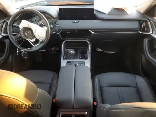 2025 Mazda CX-70 Preferred z VIN JM3KJBHD3S1117097, wystawiony jako Copart lot #81769204 z przebiegiem Nie podano mil oraz Szkody całkowita. Historia ofert i sprzedaży dostępna na DreamBid. Obrazek 8.