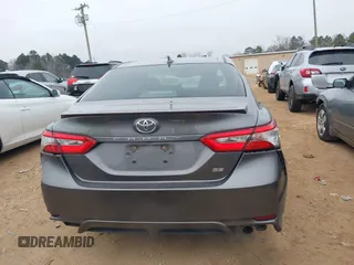 2018 Toyota Camry LE z VIN 4T1B11HK3JU630411, wystawiony jako IAAI lot #41423338 z przebiegiem 134 959 mil mil oraz . Historia ofert i sprzedaży dostępna na DreamBid. Obrazek 17.