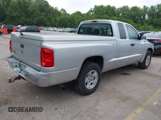 2005 Dodge Dakota SLT z VIN 1D7HE42K65S269020, wystawiony jako IAAI lot #42349944 z przebiegiem 157 421 mil mil oraz . Historia ofert i sprzedaży dostępna na DreamBid. Obrazek 4.
