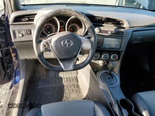 2013 Scion tC z VIN JTKJF5C78D3050747, wystawiony jako Copart lot #50610645 z przebiegiem 92 004 mil mil oraz Szkody całkowita. Historia ofert i sprzedaży dostępna na DreamBid. Obrazek 8.