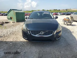 2013 Volvo S60 T5 Premier z VIN YV1612FS8D2185589, wystawiony jako Copart lot #58694315 z przebiegiem 130 091 mil mil oraz Czysty tytuł • Clean title. Historia ofert i sprzedaży dostępna na DreamBid. Obrazek 5.