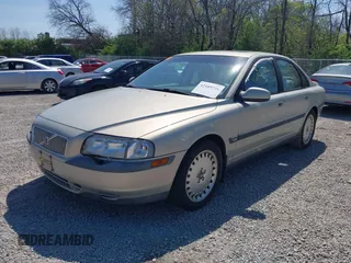 2000 Volvo S80 with VIN YV1TS94D1Y1107745, listed as a IAAI auction lot 42105726 with 266,509 mi miles. Bid and sale history available at carsss.com. Image 2.