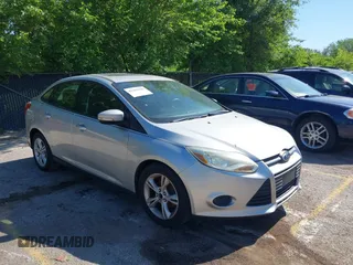 2013 Ford Focus SE z VIN 1FADP3F23DL183881, wystawiony jako IAAI lot #42262106 z przebiegiem 133 228 mil mil oraz . Historia ofert i sprzedaży dostępna na DreamBid. Obrazek 1.