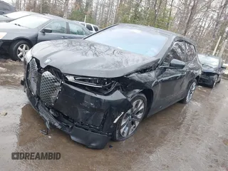 2024 BMW iX xDrive50 z VIN WB523CF04RCR31259, wystawiony jako IAAI lot #41559235 z przebiegiem Nie podano mil oraz . Historia ofert i sprzedaży dostępna na DreamBid. Obrazek 2.