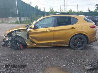 2022 Alfa Romeo Stelvio Veloce z VIN ZASPAKBNXN7D26328, wystawiony jako IAAI lot #42326409 z przebiegiem 42 494 mil mil oraz . Historia ofert i sprzedaży dostępna na DreamBid. Obrazek 14.