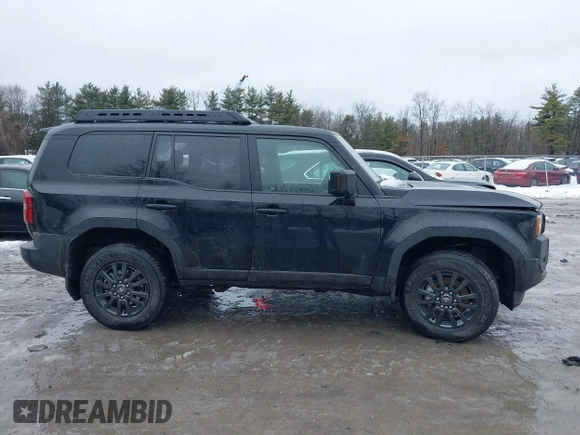 2024 Toyota Land Cruiser z VIN JTEABFAJ6RK007928, wystawiony jako IAAI lot #41575919 z przebiegiem 9282 mil mil oraz . Historia ofert i sprzedaży dostępna na DreamBid. Obrazek 13.