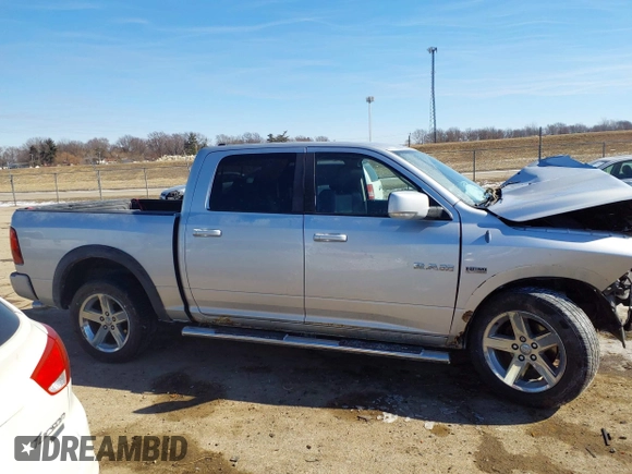 2010 Dodge 1500 SLT z VIN 1D7RV1CT3AS260229, wystawiony jako IAAI lot #41629225 z przebiegiem 104 429 mil mil oraz . Historia ofert i sprzedaży dostępna na DreamBid. Obrazek 13.