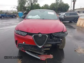 2024 Alfa Romeo Tonale Ti z VIN ZASPATCW0R3052144, wystawiony jako IAAI lot #40610942 z przebiegiem 6451 mil mil oraz . Historia ofert i sprzedaży dostępna na DreamBid. Obrazek 13.