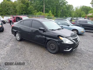2017 Nissan Versa SV z VIN 3N1CN7AP2HL885581, wystawiony jako IAAI lot #42235494 z przebiegiem 129 189 mil mil oraz . Historia ofert i sprzedaży dostępna na DreamBid. Obrazek 1.