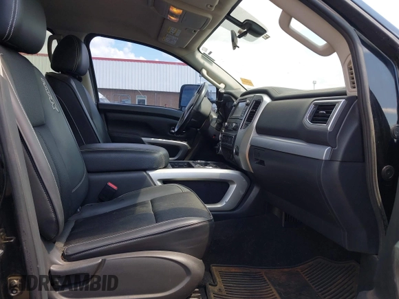 2017 Nissan Titan Platinum Reserve z VIN 1N6AA1F43HN500781, wystawiony jako IAAI lot #42220311 z przebiegiem 133 612 mil mil oraz . Historia ofert i sprzedaży dostępna na DreamBid. Obrazek 5.