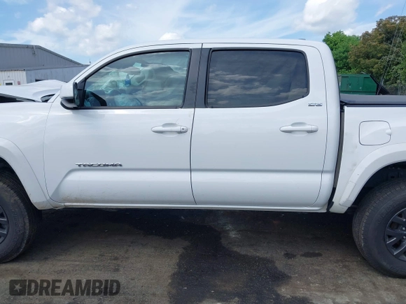 2021 Toyota Tacoma SR z VIN 5TFCZ5AN5MX265181, wystawiony jako IAAI lot #42077902 z przebiegiem 102 192 mil mil oraz . Historia ofert i sprzedaży dostępna na DreamBid. Obrazek 14.