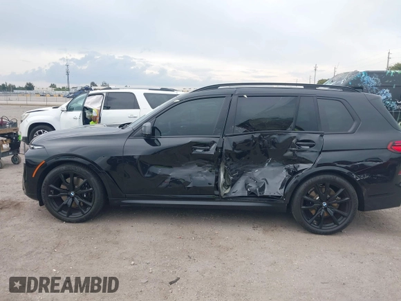 2024 BMW X7 xDrive40i z VIN 5UX23EM01R9V59412, wystawiony jako IAAI lot #41890300 z przebiegiem 11 867 mil mil oraz . Historia ofert i sprzedaży dostępna na DreamBid. Obrazek 14.
