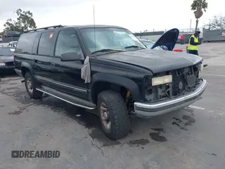 1999 GMC Suburban z VIN 3GKGK26J8XG527296, wystawiony jako IAAI lot #42018979 z przebiegiem Nie podano mil oraz . Historia ofert i sprzedaży dostępna na DreamBid. Obrazek 1.