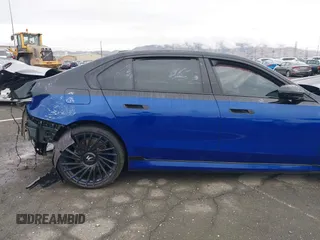 2023 BMW i7 xDrive60 z VIN WBY53EJ05PCN86100, wystawiony jako IAAI lot #40845180 z przebiegiem 4 231 mil mil oraz . Historia ofert i sprzedaży dostępna na DreamBid. Obrazek 14.