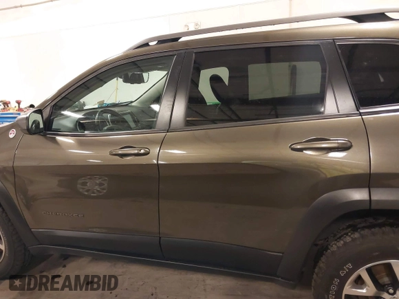 2015 Jeep Cherokee Trailhawk with VIN 1C4PJMBSXFW563144, listed as a IAAI auction lot 40667962 with 121,536 mi miles. Bid and sale history available at carsss.com. Image 15.