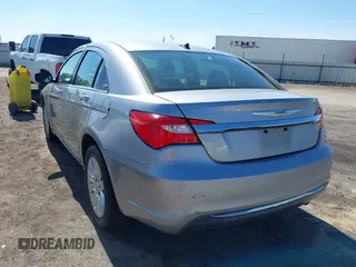 2014 Chrysler 200 LX z VIN 1C3CCBAB3EN231263, wystawiony jako IAAI lot #41858333 z przebiegiem 63 100 mil mil oraz . Historia ofert i sprzedaży dostępna na DreamBid. Obrazek 3.