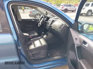 2017 Volkswagen Tiguan S z VIN WVGAV7AX8HK019708, wystawiony jako IAAI lot #42208963 z przebiegiem 95 374 mil mil oraz . Historia ofert i sprzedaży dostępna na DreamBid. Obrazek 5.