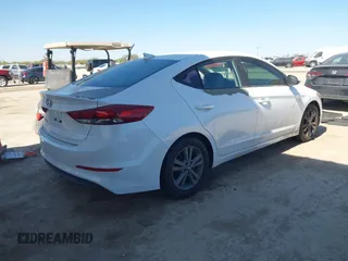 2017 Hyundai Elantra SE z VIN 5NPD84LF7HH129904, wystawiony jako IAAI lot #41837435 z przebiegiem 97 737 mil mil oraz . Historia ofert i sprzedaży dostępna na DreamBid. Obrazek 4.