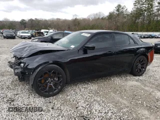 2019 Chrysler 300 S z VIN 2C3CCABG1KH577854, wystawiony jako Copart lot #47321705 z przebiegiem 112 511 mil mil oraz Szkody całkowita. Historia ofert i sprzedaży dostępna na DreamBid. Obrazek 1.