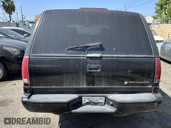 1999 Cadillac Escalade с VIN 1GYEK13R7XR408723, выставлен на аукционе IAAI как лот 42440305 с пробегом 173 754 миль миль и . История ставок и продаж доступна на DreamBid. Изображение 6.