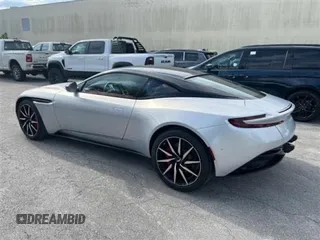2021 Aston Martin DB11 V8 z VIN SCFRMFAWXMGL10429, wystawiony jako Copart lot #57315395 z przebiegiem 1737 mil mil oraz Tytuł czysty. Historia ofert i sprzedaży dostępna na DreamBid. Obrazek 3.