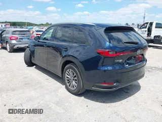 2025 Mazda CX-90 Preferred z VIN JM3KKBHD7S1200318, wystawiony jako IAAI lot #42045306 z przebiegiem 4 886 mil mil oraz . Historia ofert i sprzedaży dostępna na DreamBid. Obrazek 3.
