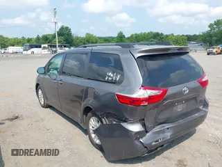 2017 Toyota Sienna XLE Auto Access Seat z VIN 5TDYZ3DC1HS767802, wystawiony jako IAAI lot #42442018 z przebiegiem 127 206 mil mil oraz . Historia ofert i sprzedaży dostępna na DreamBid. Obrazek 3.