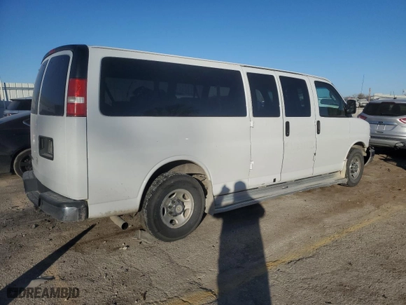 2016 Chevrolet Express Passenger LT with VIN 1GAZGPFG8G1284300, listed as a Copart auction lot 83689804 with 527,461 mi miles and Salvage Title. Bid and sale history available at carsss.com. Image 3.