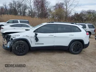 2023 Jeep Cherokee Altitude Lux z VIN 1C4PJMMB9PD101541, wystawiony jako IAAI lot #41904235 z przebiegiem 16 690 mil mil oraz . Historia ofert i sprzedaży dostępna na DreamBid. Obrazek 14.
