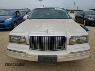 1996 Lincoln Town Car Cartier z VIN 1LNLM83W8TY734774, wystawiony jako Copart lot #52219725 z przebiegiem 128 444 mil mil oraz Tytuł czysty. Historia ofert i sprzedaży dostępna na DreamBid. Obrazek 5.