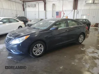2013 Hyundai Sonata GLS z VIN 5NPEB4AC8DH527423, wystawiony jako Copart lot #55821435 z przebiegiem 208 714 mil mil oraz Nie do naprawy • Non repairable. Historia ofert i sprzedaży dostępna na DreamBid. Obrazek 1.