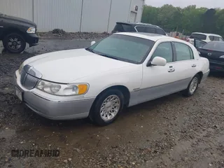 1999 Lincoln Town Car Signature z VIN 1LNHM82W5XY677222, wystawiony jako IAAI lot #41861916 z przebiegiem 207 900 mil mil oraz . Historia ofert i sprzedaży dostępna na DreamBid. Obrazek 2.