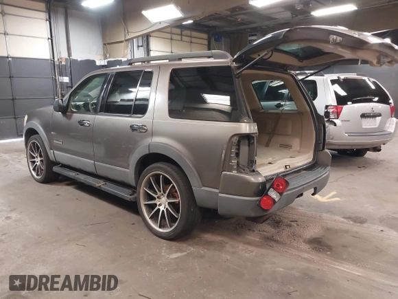 2006 Ford Explorer XLT with VIN 1FMEU73E06UB06021, listed as a IAAI auction lot 41910253 with 202,797 mi miles. Bid and sale history available at carsss.com. Image 3.