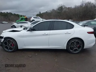 2022 Alfa Romeo Giulia Veloce z VIN ZARFANBN2N7663474, wystawiony jako IAAI lot #41282328 z przebiegiem 57 638 mil mil oraz . Historia ofert i sprzedaży dostępna na DreamBid. Obrazek 14.