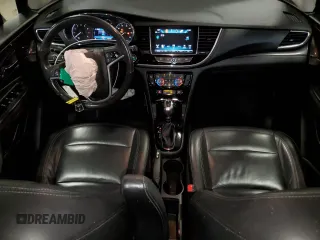 2020 Buick Encore Essence z VIN KL4CJGSB9LB033504, wystawiony jako Copart lot #43911325 z przebiegiem 62 471 mil mil oraz Szkody całkowita. Historia ofert i sprzedaży dostępna na DreamBid. Obrazek 8.