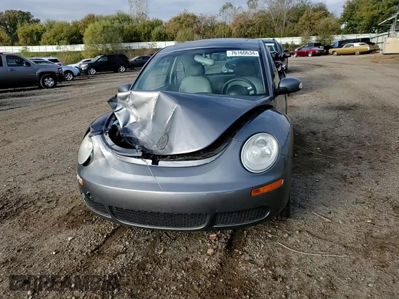 2006 Volkswagen Beetle z VIN 3VWRR31CX6M405549, wystawiony jako Copart lot #76160634 z przebiegiem 54 608 mil mil oraz Czysty tytuł • Clean title. Historia ofert i sprzedaży dostępna na DreamBid. Obrazek 10.