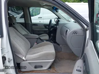 2006 GMC Envoy SLE z VIN 1GKDT13S562116159, wystawiony jako IAAI lot #42361666 z przebiegiem 243 466 mil mil oraz . Historia ofert i sprzedaży dostępna na DreamBid. Obrazek 5.