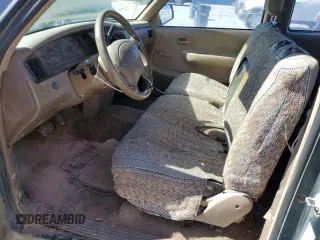 1995 Toyota T100 DX z VIN JT4VD12E0S0005758, wystawiony jako Copart lot #74018364 z przebiegiem 394 656 mil mil oraz Szkody całkowita. Historia ofert i sprzedaży dostępna na DreamBid. Obrazek 7.