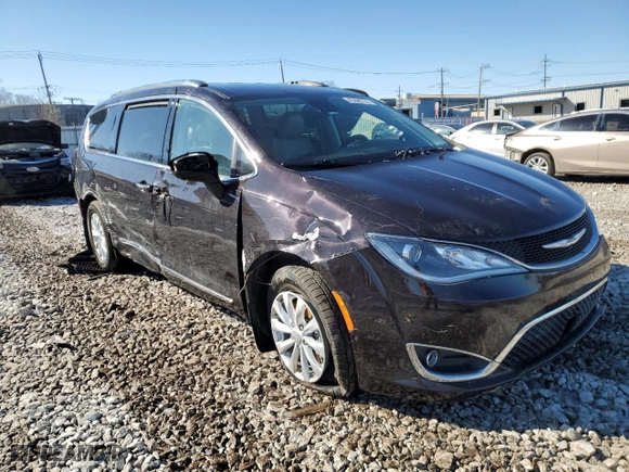 2018 Chrysler Pacifica Touring L with VIN 2C4RC1BG1JR102848, listed as a Copart auction lot 47889755 with 68,474 mi miles and Salvage Title. Bid and sale history available at carsss.com. Image 4.