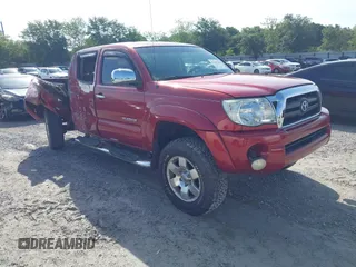 2008 Toyota Tacoma z VIN 3TMLU42N28M017845, wystawiony jako IAAI lot #42331239 z przebiegiem 204 638 mil mil oraz . Historia ofert i sprzedaży dostępna na DreamBid. Obrazek 1.
