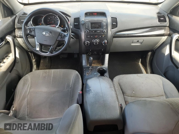 2013 Kia Sorento LX z VIN 5XYKT4A64DG352153, wystawiony jako Copart lot #55330825 z przebiegiem 289 967 mil mil oraz Szkoda całkowita • Salvage title. Historia ofert i sprzedaży dostępna na DreamBid. Obrazek 8.