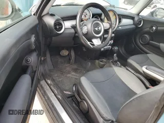 2010 MINI Hardtop z VIN WMWMF3C55ATZ21524, wystawiony jako Copart lot #57141035 z przebiegiem 155 043 mil mil oraz Nie do naprawy • Non repairable. Historia ofert i sprzedaży dostępna na DreamBid. Obrazek 8.