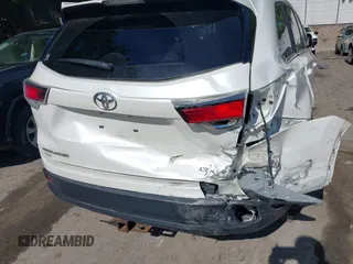 2015 Toyota Highlander LE z VIN 5TDBKRFH6FS094959, wystawiony jako IAAI lot #42335431 z przebiegiem 110 778 mil mil oraz . Historia ofert i sprzedaży dostępna na DreamBid. Obrazek 19.
