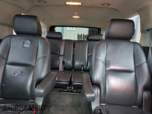 2011 GMC Yukon XL Denali z VIN 1GKS2MEF7BR367696, wystawiony jako Copart lot #51242205 z przebiegiem 172 519 mil mil oraz Szkody całkowita. Historia ofert i sprzedaży dostępna na DreamBid. Obrazek 10.